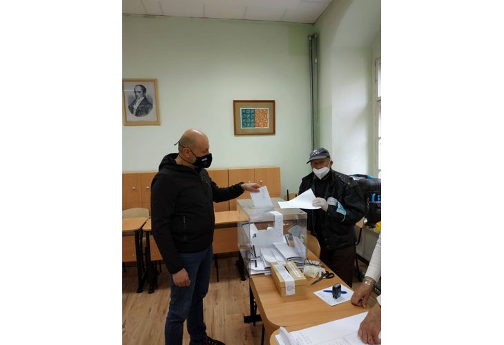 Томислав Дончев гласува Томислав Дончев гласува